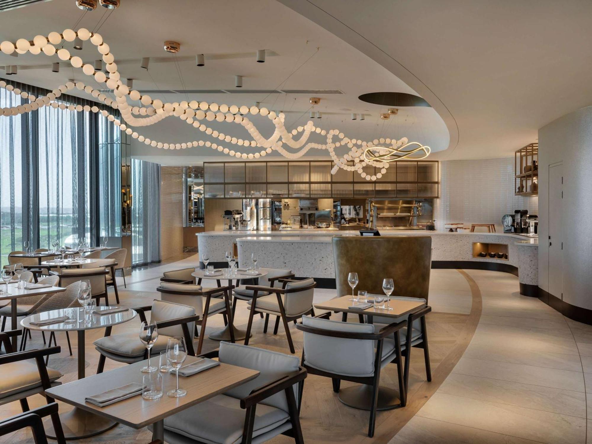 Pullman Auckland Airport Exterior foto The restaurant at the top of the hotel