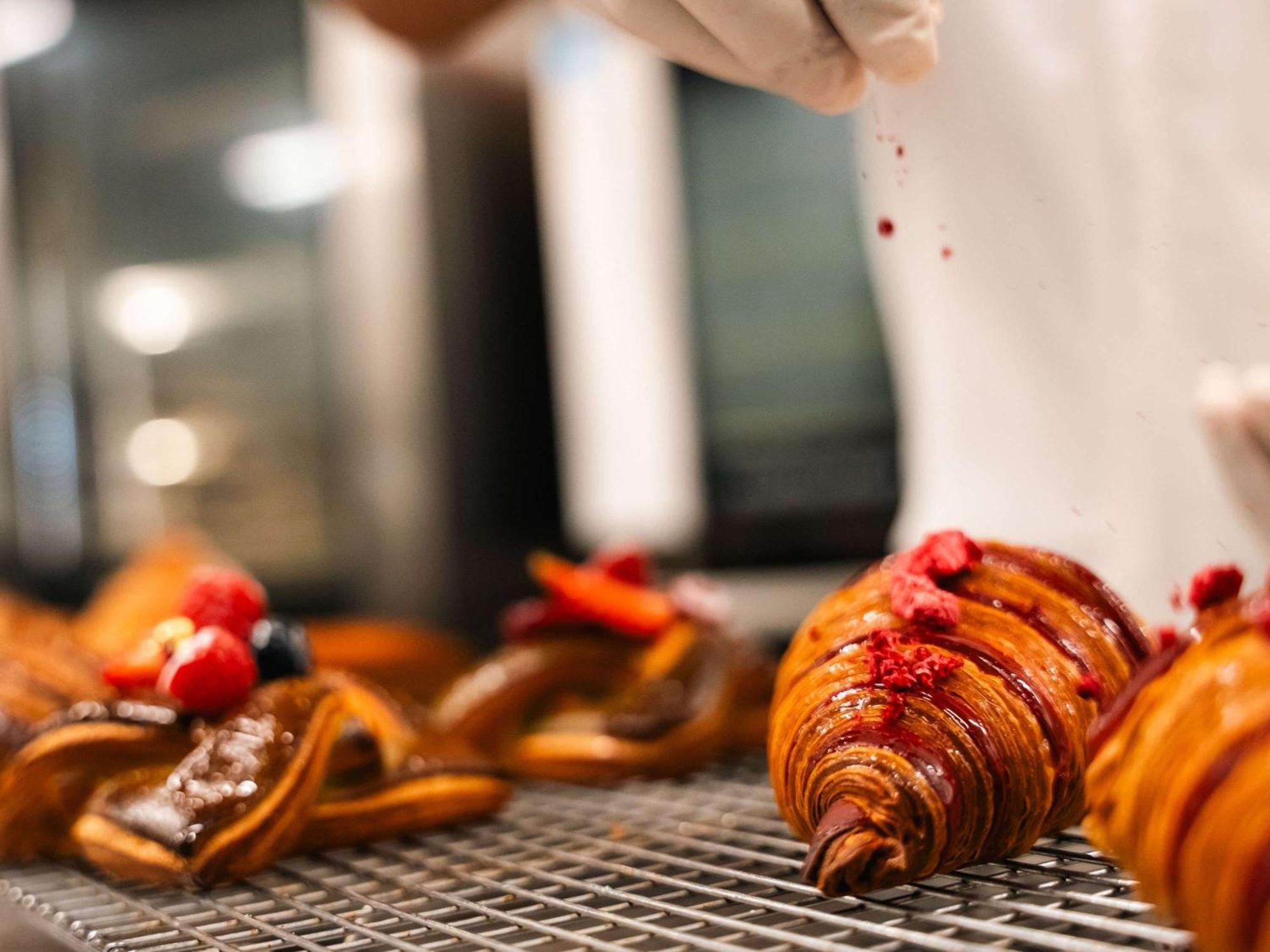 Pullman Auckland Airport Exterior foto Croissants being dusted with powdered sugar