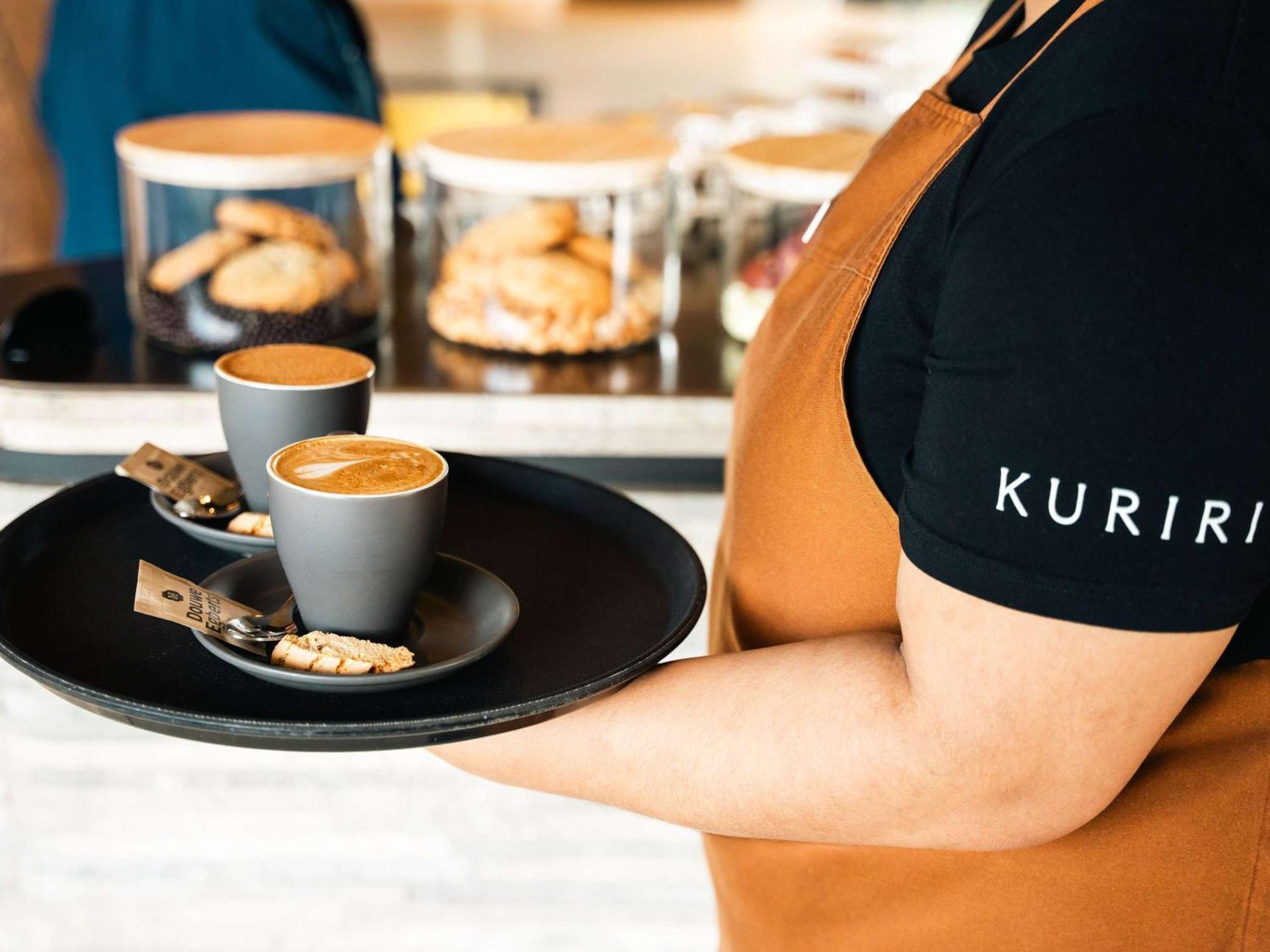 Pullman Auckland Airport Exterior foto A server holding a tray of coffee